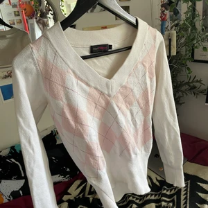 Söt y2k tröja  - Tajt i midjan och supersöt ! En S men passar nog bra på en M oxå🤎🤎💖💖