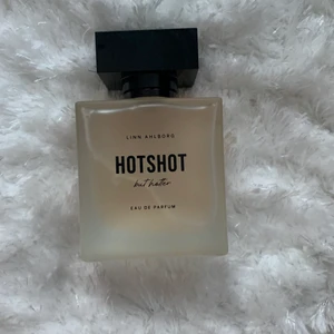 Hotshot but hotter - säljer Linn Ahlborgs helt slutsålda parfym som endast är använd ett fåtal gånger (finns så mycket i flaskan som visas på bilden)!!💞💞frakt ingår