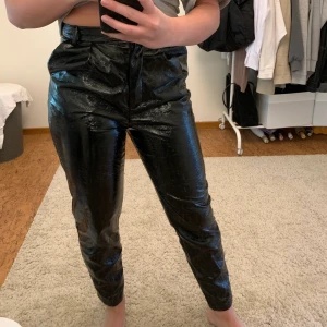 Läder/skinnbyxor från Nakd - Ett par byxor som man kan klä upp och klä ner. Sitter bra på mig som är 1,61 m, i perfekt skick. Använda bara någon enstaka gång. 