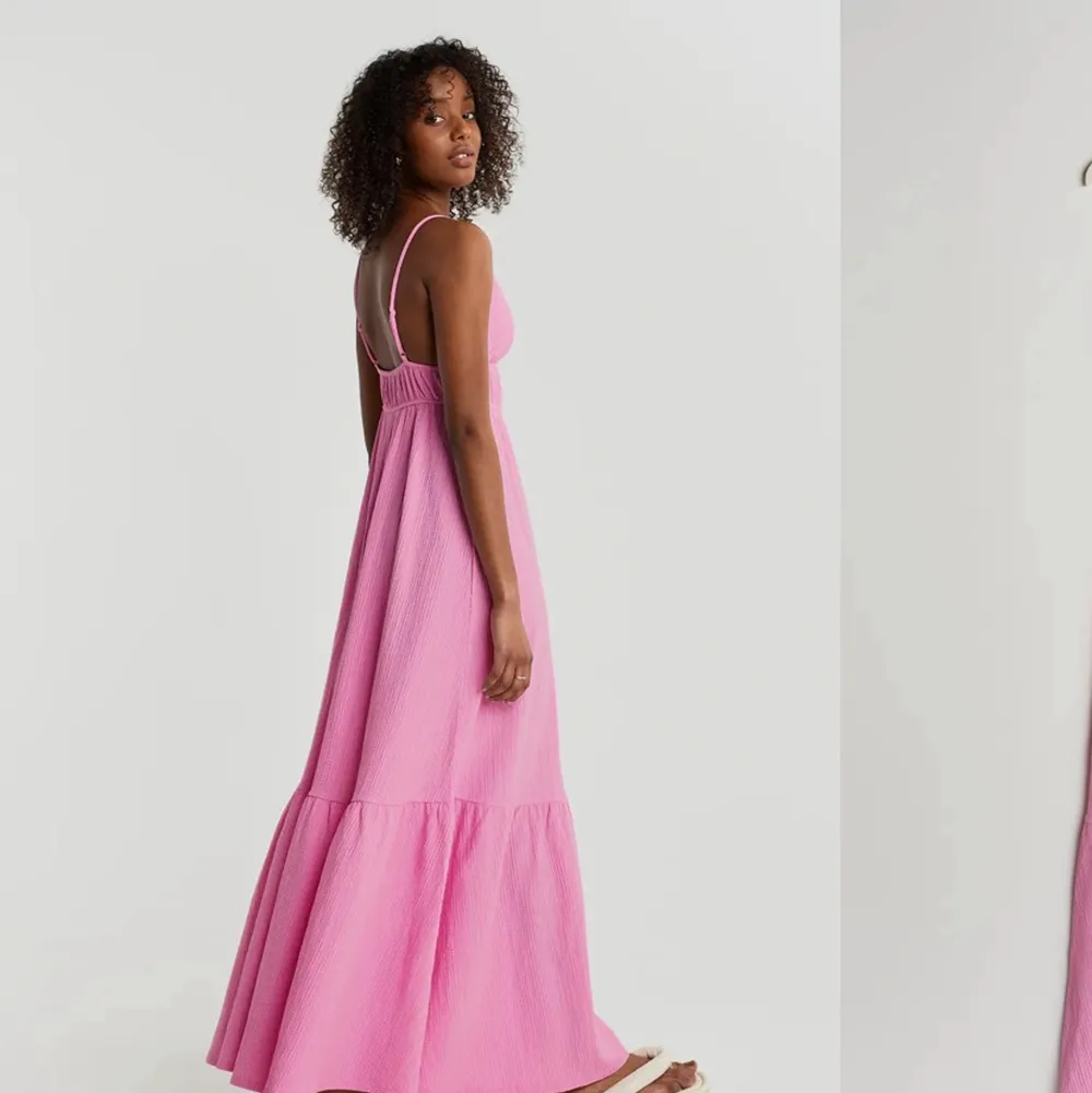 Säljer den populära maxi klänningen från Gina tricot som är slutsåld! Använd endast 3 gånger💗 jätte fin på och färgen är verkligen super fin!💗 storleken är M men skulle säga att den passar L och S för att den är stretchig💗. Klänningar.