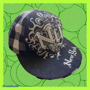 New York y2k keps - Skit snygg keps. Cirka 55 cm omkrets runt huvudet. Skulle rekommendera för barn i åldrarna 8-12. 