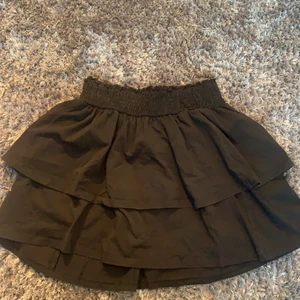 Svart volangkjol från Gina Tricot - Säljer denna svarta volangkjol från Gina Tricot eftersom den blivit för liten. Storlek S, är i gott skick.