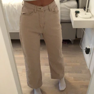 Beigea wide leg jeans - Säljer för att byxorna inte passar mig så bra och att jag har massa andra beige jeans. Storlek : S