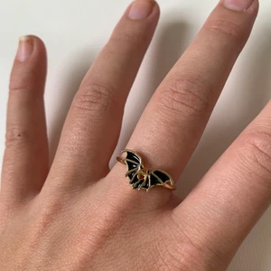 Cool Batman guld ring  - Cool Batman inspirerad ring i guld och svart. Är inte säker på material men bra kvalitet (fingrarna blir inte gröna). 40 kr exkl frakt. Kan mötas upp i Stockholm. Kan samfrakta om ni vill köpa fler saker av mig! Kontakta mig om ni har några frågor :)