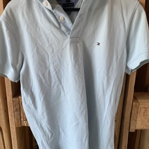 Blå/vit Piké  - Tommy Hilfiger piké, i väldigt blek babyblue färg! (färgen e nästan vit)