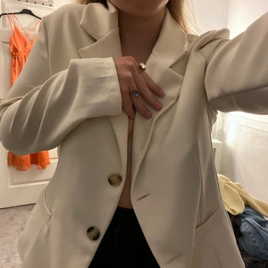 Vit kavaj - Säljer min vita kavaj som endast är använd vid ett tillfälle, därav inga slitningar alls💗💗