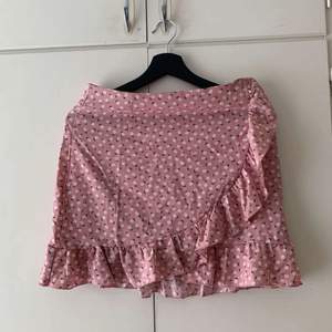 Gullig och somrig kjol från Shein☀️ Köpte den förra året men hann aldrig använda det så säljer den nu. Sitter som en S/M. Fler bilder kan fås vid intresse! Köparen står för frakt🥰