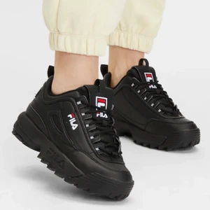 Fila skor - Fila skor använda 1-2 gånger så ser helt nya ut❤️  nypris ca 1000kr. (Lånad bild)