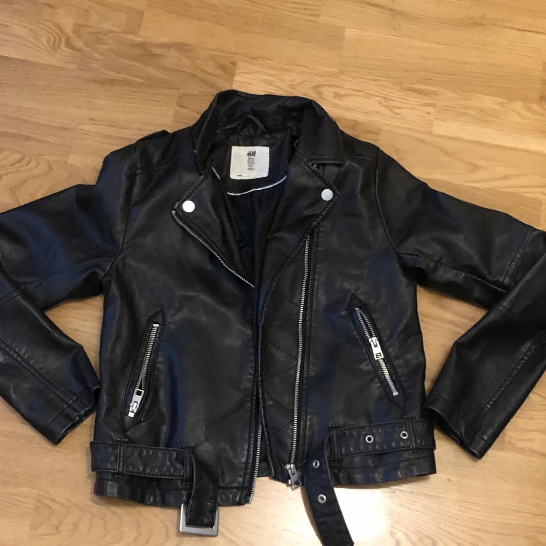 Svart skinn jacka med detaljer 