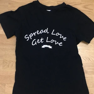 Julias.2001 tröja  - Bra skick. Använd ett fåtals gånger. Alltid frakt.💕