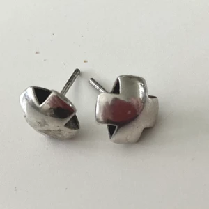 Silverörhängen  - Äkta silver , kompakta kors storlek 9*9mm . Köpta på kobra i Danmark . Stilrena . Nypris 598sek 