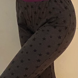 Pyjamasbyxor stjärnor - Mörkgråa pyjamasbyxor med stjärnmönster från F&F. Köpta i England och passar för XS/S. Tight passform. Har haft ett tag men de är i bra skick. Kan mötas i Umeå eller skicka om köpare står för frakt. Spårbar: 66kr, icke-spårbar: 30kr