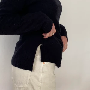 Stickad blå tröja  - Marinblå stickad tröja från ellos🦋✨ I storlek 34/36 men passar även större storlekar då den är ganska stor😊💙