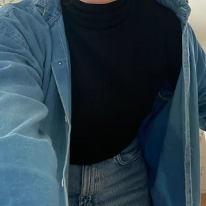 Svart polo - Klassisk svart polo i fint skick🖤✨ Oklar storlek men passar xs!🦋✨