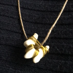 Handgjorda hjort-tands halsband - Ungefär 50 cm långt, organisk tråd och äkta tänder får en hjort!