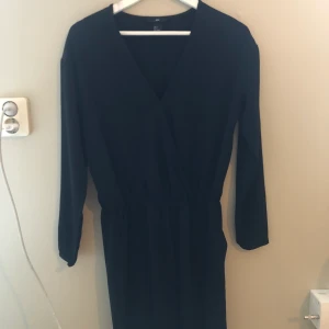 Jumpsuit - Svart jumpsuit från HM, raka ben.