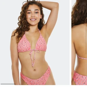 Bikini ifrån bikbok  - Bikini ifrån bikbok, helt oanvänd. Underdelen i storlek XS och toppen i storlek S.Sälj antingen för 300 tillsammans eller 200 kronor delen. Super fin! 💗💗 i bra skick! (Bild ifrån bikboks hemsida, kan skicka fler bilder om det önskas) 