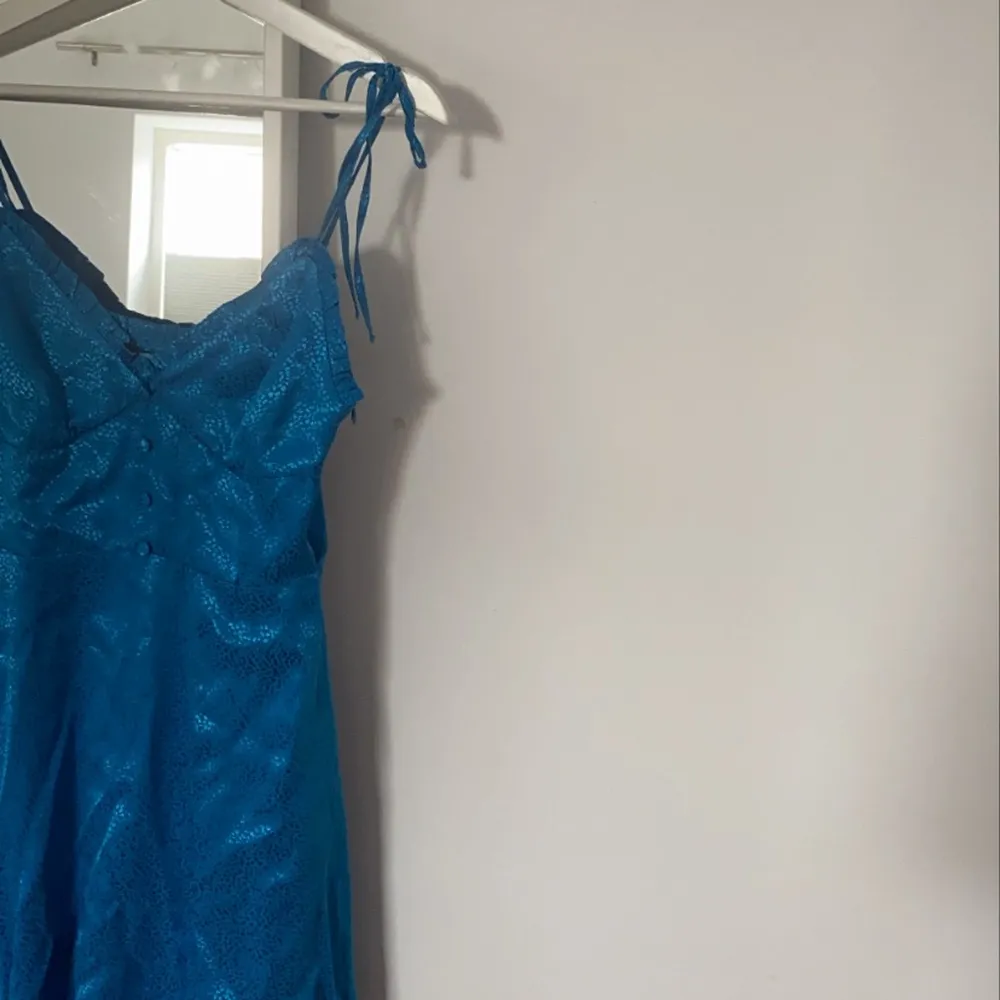 En blå klänning från Zara! SUPER SNYGG! Aldrig använt . Klänningar.