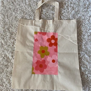 Tygväska  - En handmålad tygväska i retro-inspirerat mönster. Skickas som brev på posten 💗 