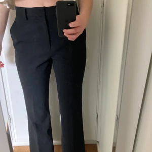 Svarta kostymbyxor, uniqlo, strl xs, bootcut - Fina svarta kostymbyxor från Uniqlo🌺  midjemått: 60.5-63.5 cm                                        Har inte fraktat på Plick förut så är inte helt säker på fraktpris. Möts upp i Sthlm, helst Odenplan. Rök- och djurfritt hem! ✨