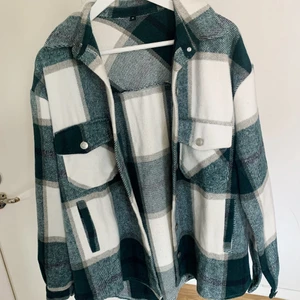 Grön rutig jacka från Shein - Oanvänd jacka från Shein, strl M. Passar mig som är en XS-S. Kan skickas mot fraktkostnad 