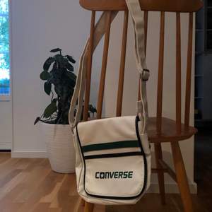 Handväska från Converse. Vit med gröna och svarta detaljer. Fint skick! Säljes för 100kr. Fraktas för 66kr😇