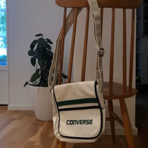 CONVERSE Handväska  - Handväska från Converse. Vit med gröna och svarta detaljer. Fint skick! Säljes för 100kr. Fraktas för 66kr😇