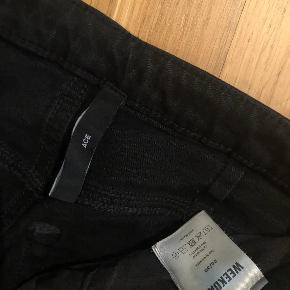 Jeans från Weekday i modellen ACE. Storlek 25/30. Använda men gott skick! Säljer för 100kr och fraktar för 66kr💘. Jeans & Byxor.