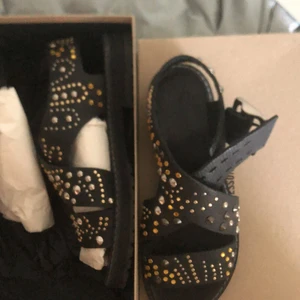 Zadig sandaler - Superfina Zadig & Voltaire sandaler! Lådan finns med, och de är nästan aldrig använda!