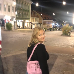 En rosa bubbelgum väska från nunoo - En rosa Väska i skinn ifrån danska märket nunoo. Inköpt sommaren 2019 för 900kr men har enbart anvdänts vid tillfället bilden är tagen. Har resten av tiden legat i en dust bag. Säljar för 350kr eller budgivning 