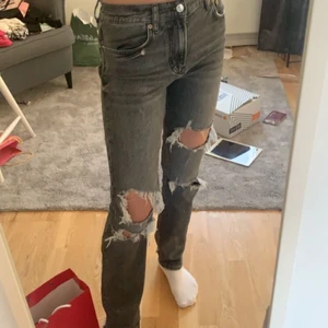 Zara mid waist - Säljer pga av att de int kommer till andvändning, köpte hör på plick för 550kr men säljer för 300kr+ frakt. Skriv för intresse , skriv till mig då .