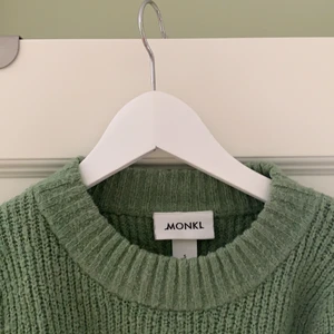 Grön stickad tröja  - Säljer min fina stickade tröja från Monki, vart min favorit länge men inte riktigt min stil längre😁 Så härlig att dra på sig över klänning eller kjol en sommarkväll💞 Köparen står för frakt