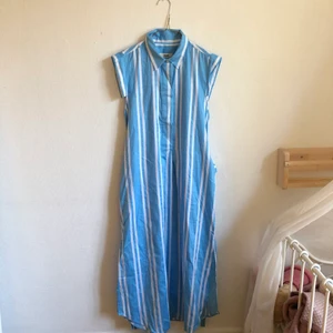 Mads Nørgaard Copenhagen klänning - Fin klänning. Aldrig använd. Köpt på aplace. Finns Malmö eller skickas. Köparen står för frakten 