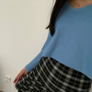 Svart kjol⚡️⚡️ - Säljer dena svarta kjol från NA-KD                                    Enkel att matcha med💗                                                   Storlek 32 men passar mig som normalt är 34 också