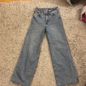 H&M denim jeans st 36 - Jeans från H&M använda ganska många gånger men är inte sönder någonstans. St 36, säljer pga använder inte längre 