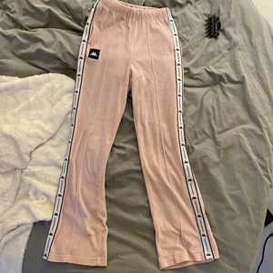 Mjukisbyxor - Säljer mina byxor från Kappa som bara är använda 2 ggr då de är för korta på mig. Jag är 177 cm lång och byxornas ”inseam” är cirka 76cm. Skriv privat för mer info och mer bilder. ☺️ ❕Kunden betalar fraktkostnaden❕