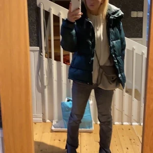 mörk grön jacka från bikbok  - intressekoll på min gröna jacka från bikbok, säljer vid bra bud❤️❤️