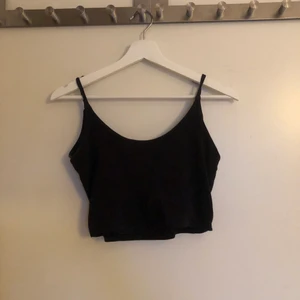 Croppat linne - Svart croppat linne i bomullstyg. Perfekt basplagg. 