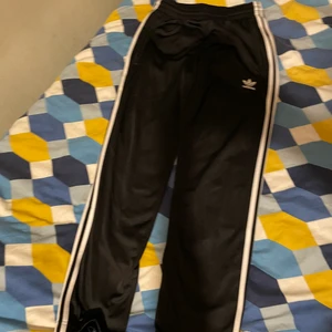 Addidas Firebirds byxor  - Addidas byxor storlek S inköpta för 500 säljes fört 350kr knappt använda 