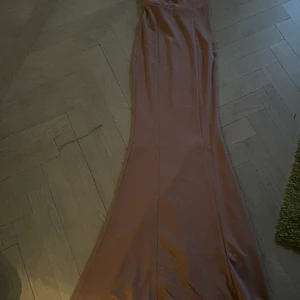 Långklänning XS Bubbleroom - Ny, vackert klockad långklänning med reglerbara axelband. Tajt stretchigt tyg, men sjöjungfru-modell. Puderrosa. Helt ny med tag.