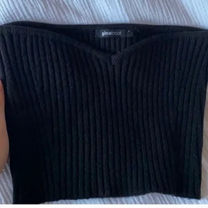 Topp - Säljer nu min svarta topp från Gina Tricot❤️ annvänd en gång och är i storlek S!! BUD PÅ 250!!! Köp direkt för 300