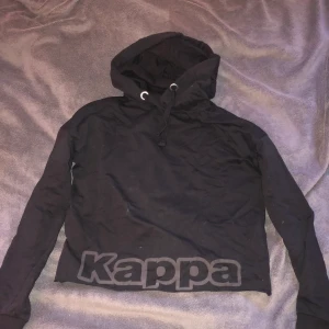Cropad hoodie, S - Fin hoodie från märket Kappa. Den är ganska kort, jätte fin och skön men tyvärr aldrig använd. Köparen står för frakten, finns på fler sidor. Köp för ca 500-600kr.