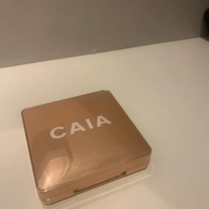 Caia highlighter  - Caias highlighter i färgen Portofino. Endast swatchad men för mörk färg för mig! Nypris 325 Inga skambud! Ingår ej frakt