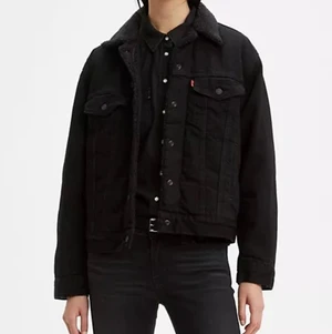 Levis fodrad jeansjacka - Fodrad jeansjacka från Levi’s. Kostar ny ca 1100kr. Sparsamt använd, inget att anmärka på. 