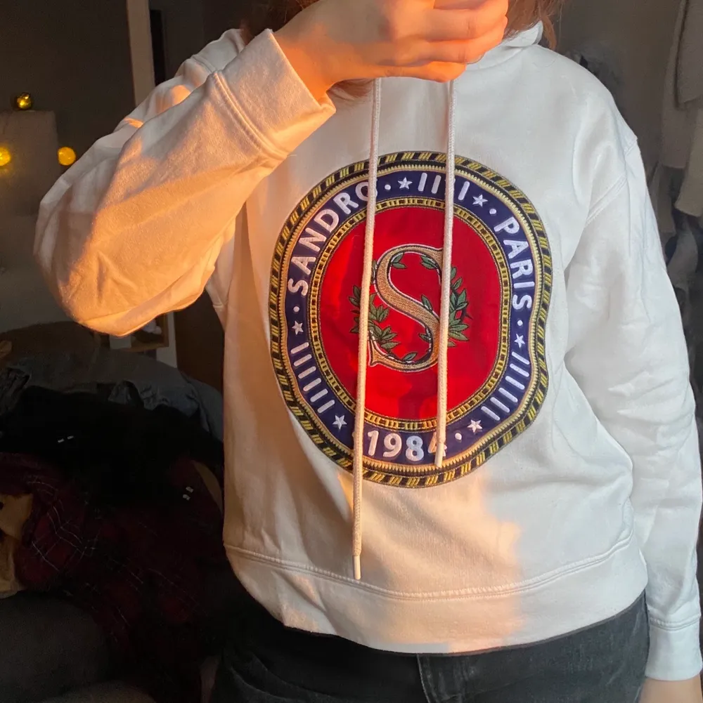  Hoodie från Sandro Paris i storlek S. Fint skick. Köpt på deras butik på NK för ca 2500kr.. Tröjor & Koftor.