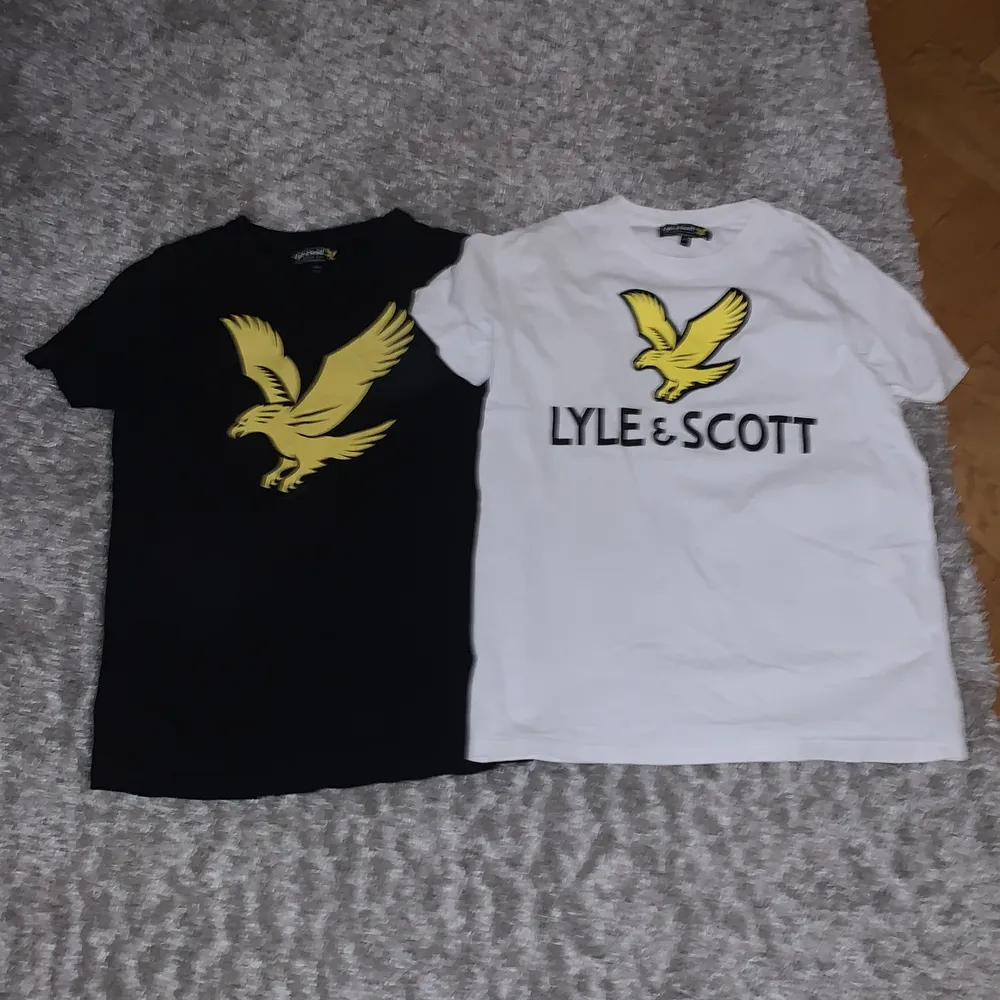 Här är 2 lyle & scott t-shirts ny pris 500kr för båda i ny pris men säljer dem nu för 100kr för båda använda 1 gång bara testat hemma men dem va för små dem är för killar och tjejer. T-shirts.