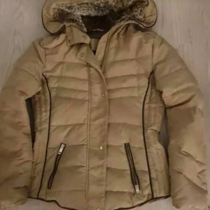 Vinterjacka från Zara  - Storlek M, skulle säga S-M.