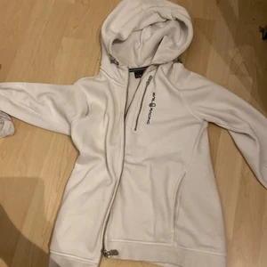 SAIL RACING KOFTA - Nyskick , köpt men tyvärr aldrig blivit till använding, ser lite skitig ut vid luvan men det är endast skugga & självklart tvättas den noga innan leverans  , lite små små fläckar men inget som knappas syns och går säkert väck lätt med vanish. 