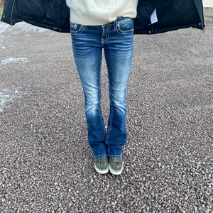 Långa miss me  - Helt nya! Jag är 175cm - det är jag på bilden. Dem är i storlek 26, passar likaväl 27! 