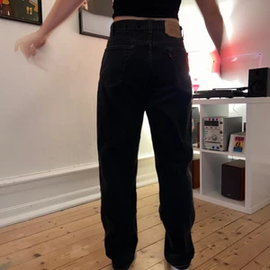 Svarta levisjeans  - OBS! Pris 300kr eller kom med bud!!  Säljer mina svarta Levisjeans! Rätt stora på mig, men sitter baggy så passar bra om man gillar den stilen. Står stl 34/32, ni ser hur de sitter på mig på bilden, jag har vanligtvis 27 o är 168:)) passar både tjejer o killar🤝🤝 köparen står för frakt!